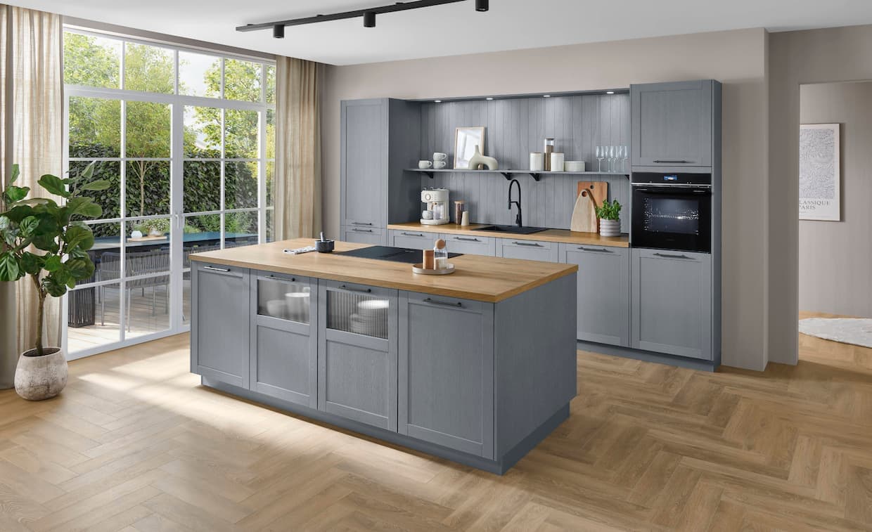 Nahaufnahme einer modernen Küche in Anthrazit und Asteiche